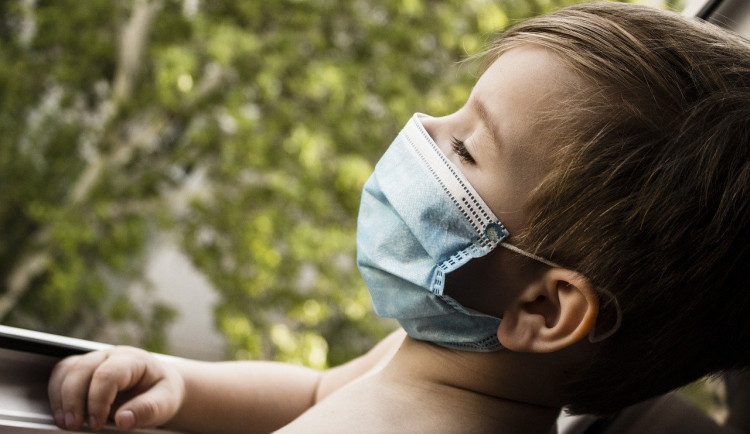 Všechno jinak, ministr Vojtěch ustoupil. Roušky ve školách a obchodech povinné od září nebudou