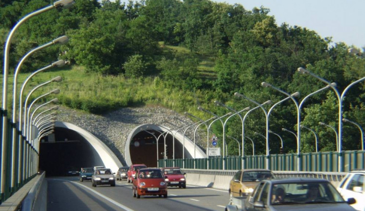 Policisté musí řešit chodce, kteří si zkracují cestu brněnskými tunely