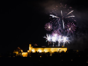 FOTO: Hvězdy jak sedmikrásky nad Brnem. Nebe nad Špilberkem rozzářil první letošní ohňostroj