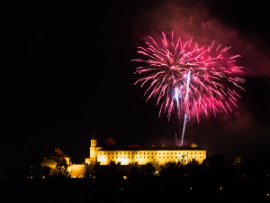 FOTO: Hvězdy jak sedmikrásky nad Brnem. Nebe nad Špilberkem rozzářil první letošní ohňostroj