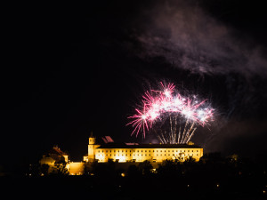 FOTO: Hvězdy jak sedmikrásky nad Brnem. Nebe nad Špilberkem rozzářil první letošní ohňostroj