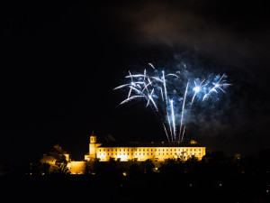 FOTO: Hvězdy jak sedmikrásky nad Brnem. Nebe nad Špilberkem rozzářil první letošní ohňostroj
