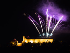 FOTO: Hvězdy jak sedmikrásky nad Brnem. Nebe nad Špilberkem rozzářil první letošní ohňostroj