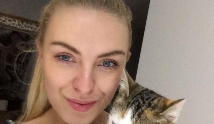 Petra Endlicherová a kočičí svěřenec