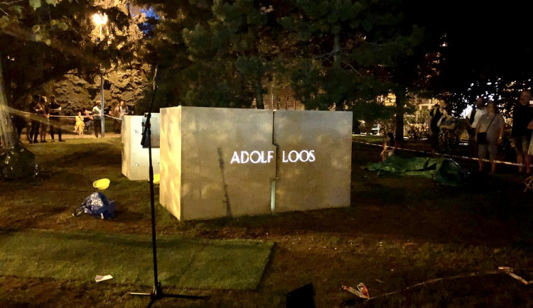 Brněnský památník Adolfa Loose může sloužit i jako lavička