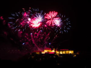 FOTO: Óda na šťastný let. Ohňostroj nad Špilberkem rozzářil noční oblohu