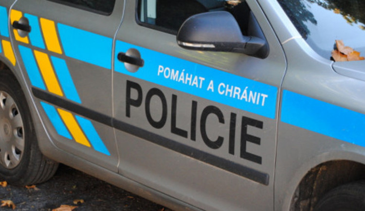 V zatáčce najela do protisměru a střetla se s jiným vozem. V nemocnici skončilo pět osob