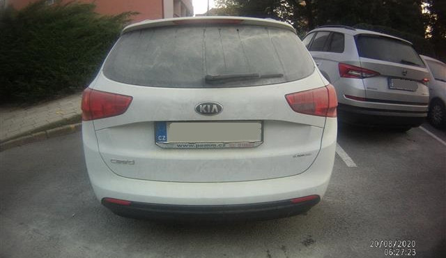 Vtipálci postříkali auta hasičákem