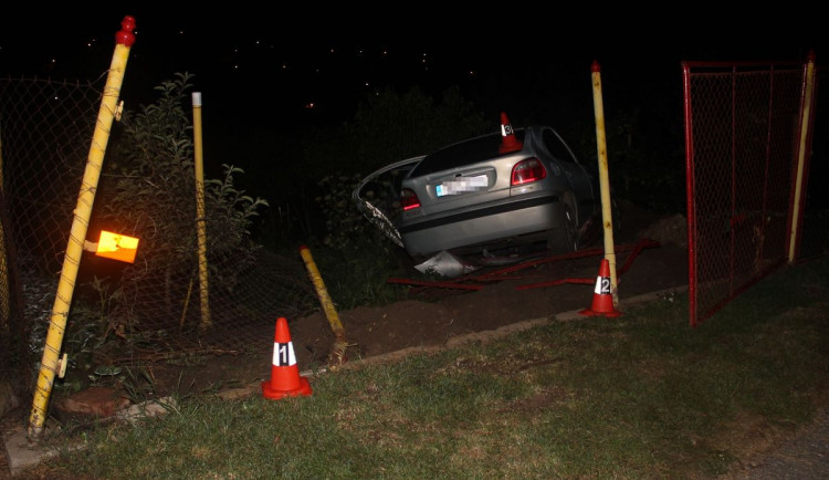 FOTO: Neznámý řidič projel v Šardicích plotem do cizí zahrady a odešel