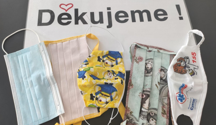 Zdravotníci žádají pacienty, aby nosili roušku