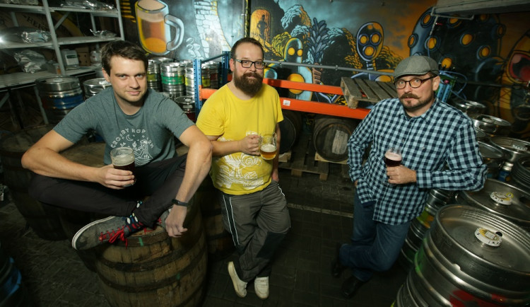 Jiří Andrš (vlevo), Jakub Sychra (uprostřed) a obchodní sládek Budvaru Aleš Dvořák. Foto: Hynek Glos