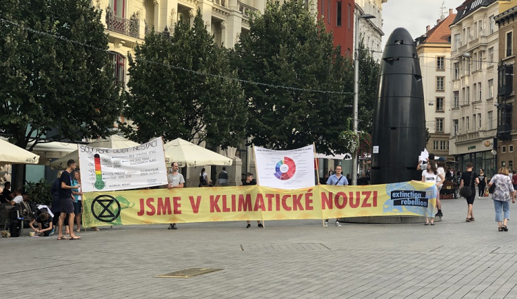 „Jsme v klimatické nouzi“, tak znělo heslo pondělní poklidné demonstrace na náměstí Svobody