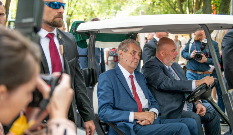 Prezident Zeman se pokusil jít bez hole a zlomil si ruku. Návštěvu jižní Moravy neruší