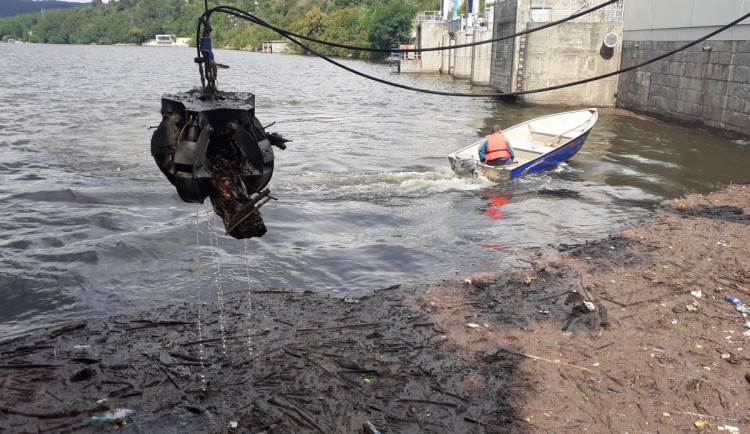 Povodí Moravy odstranilo z Brněnské přehrady rekordních 300 tun spláví