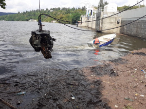 Povodí Moravy odstranilo z Brněnské přehrady rekordních 300 tun spláví