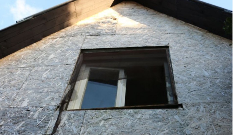 Zloděj v chatce našel pouze silnou domácí pálenku