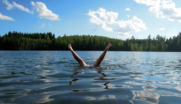 Kvalita vody na přírodních koupalištích jižní Moravy se zhoršila. Kde se ještě dá koupat?