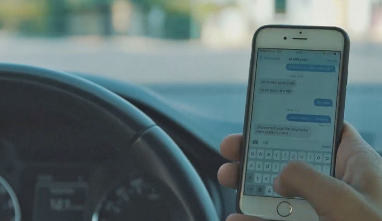 Část řidičů na českých silnicích hraje podle průzkumu za jízdy hry na mobilu