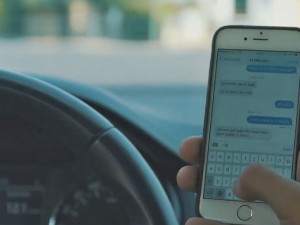 Část řidičů na českých silnicích hraje podle průzkumu za jízdy hry na mobilu