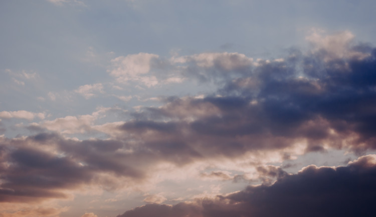 POČASÍ NA PÁTEK: Polojasno a teplý vzduch