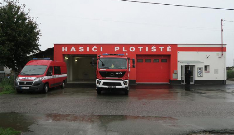 Dobrovolní hasiči z hradeckých Plotišť mají zbrusu novou zbrojnici