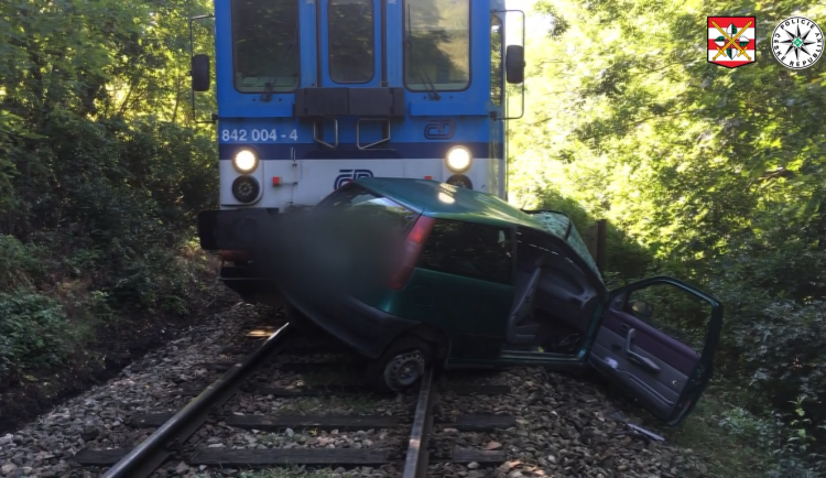 Osobní vlak narazil u Ivančic do auta na přejezdu, na místě zemřela jednaosmdesátiletá řidička auta