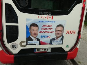 Řidič brněnské hromadné dopravy odmítá jezdit autobusem se sloganem „Zdravé školství bez inkluze“ od hnutí SPD. Uráží to jeho děti