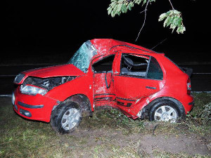 Žena nezvládla na Brněnsku řízení a narazila do stromu, na místě zemřela