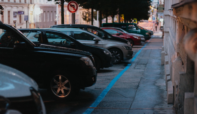 Brňané jsou naštvaní, pro chodce zbyl na Veveří jenom úzký koridor. Radní změny neplánují