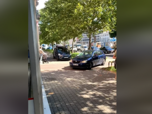 VIDEO: V Brně se vytvořila kolona. Řidiči ji začali objíždět po chodníku