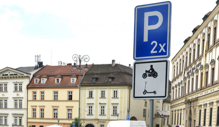 Koloběžky se dočkají vlastního piktogramu na dopravních značkách. Mělo by to snížit počet špatně umístěných koloběžek