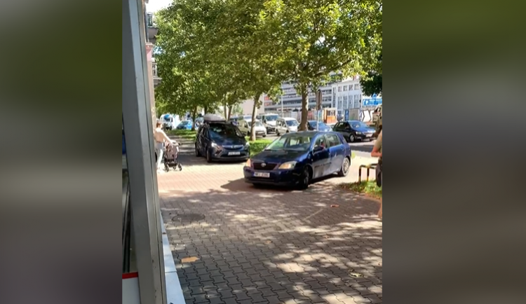 Na Kounicově v Brně se vytvořila kolona. Řidiči aut to vzali po chodníku