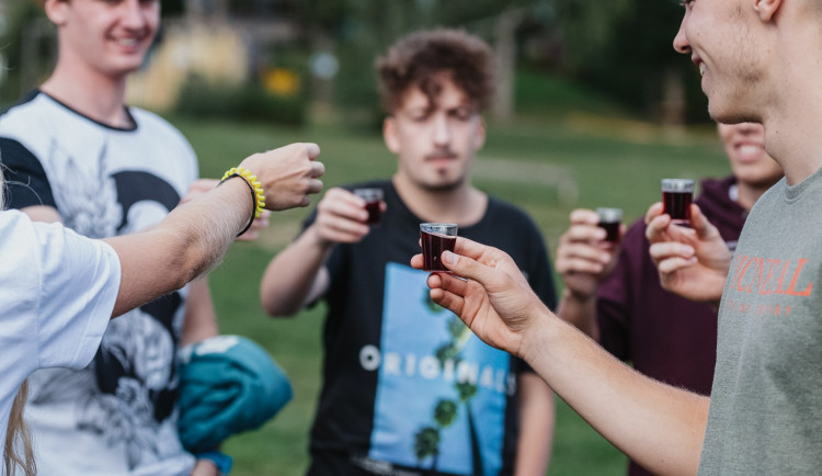 Seznamovací akce pro prváky vysokých škol lákají na adrenalin i alkohol
