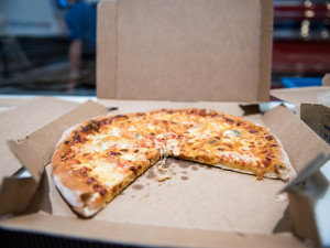 Domino´s Pizza v centru Brna hlásí opět otevřeno. Do konce září nabízí pizzu za 99 korun
