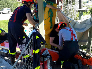 Milovnice adrenalinu se chtěla proletět na lanovce, poraněnou ji museli sundat hasiči