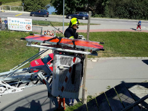 Milovnice adrenalinu se chtěla proletět na lanovce, poraněnou ji museli sundat hasiči