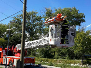 Milovnice adrenalinu se chtěla proletět na lanovce, poraněnou ji museli sundat hasiči