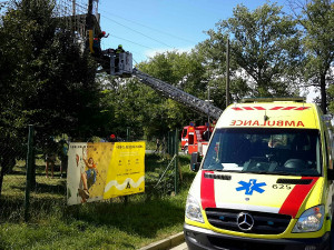 Milovnice adrenalinu se chtěla proletět na lanovce, poraněnou ji museli sundat hasiči