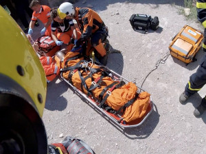 Milovnice adrenalinu se chtěla proletět na lanovce, poraněnou ji museli sundat hasiči