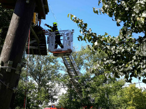 Milovnice adrenalinu se chtěla proletět na lanovce, poraněnou ji museli sundat hasiči