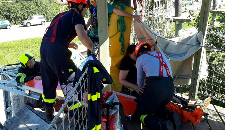 Z desetimetrové lanovky museli poraněnou ženu sundat hasiči