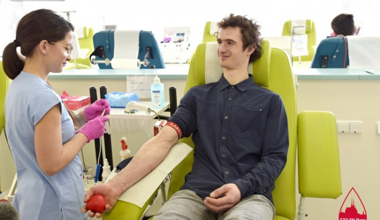 Nemocnicím chybí krev a kostní dřeň, nové dárce láká i Adam Ondra a Lucie Šafářová