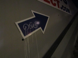 VIDEO: Sprejer se šel vyřádit k brněnskému obchodnímu centru, natočila ho kamera