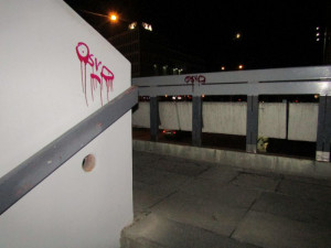 VIDEO: Sprejer se šel vyřádit k brněnskému obchodnímu centru, natočila ho kamera