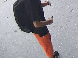 VIDEO: Sprejer se šel vyřádit k brněnskému obchodnímu centru, natočila ho kamera