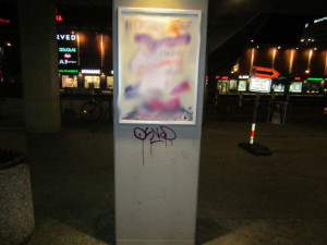 VIDEO: Sprejer se šel vyřádit k brněnskému obchodnímu centru, natočila ho kamera