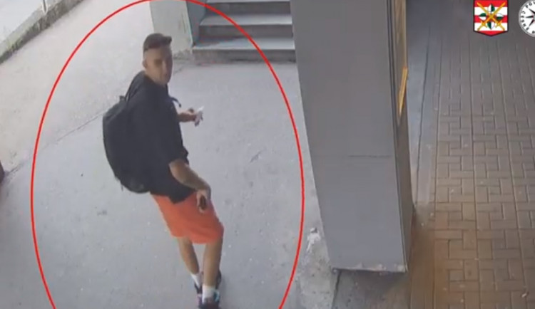 VIDEO: Sprejer se šel vyřádit k brněnskému obchodnímu centru, natočila ho kamera