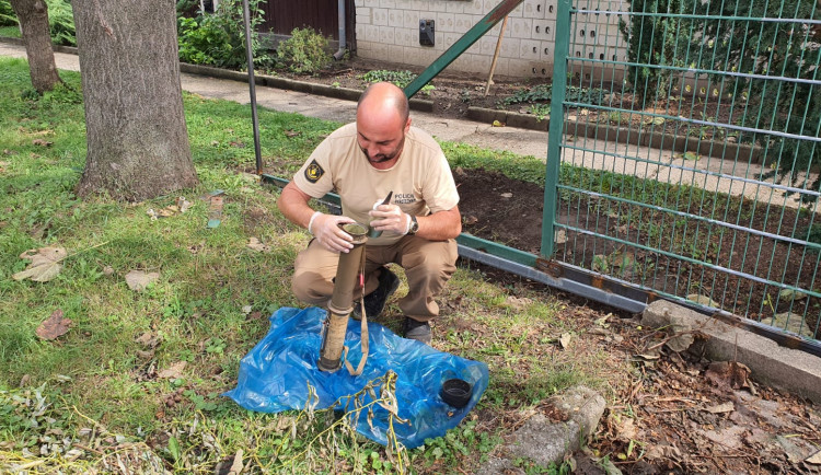 Pyrotechnik střelu bezpečně zlikvidoval