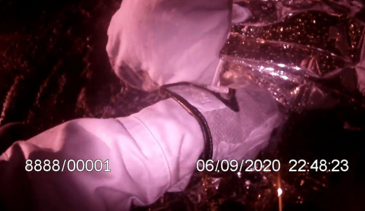 Hlídka muže objevila ve tmě u cyklotrasy