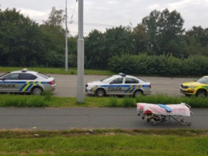 Tramvaj v Brně srazila chodce, zůstal zraněný pod soupravou